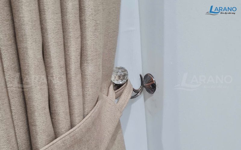 Hình ảnh móc treo rèm gắn tường sang trọng với thiết kế hình viên kim cương sang trọng Hình ảnh móc treo rèm gắn tường sang trọng với thiết kế hình viên kim cương sang trọng