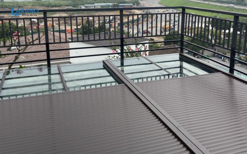 Mái nhôm cuốn tự động là sự kết hợp hoàn hảo giữa độ bền vĩnh cửu của hợp kim nhôm và công nghệ điều khiển từ xa hiện đại.