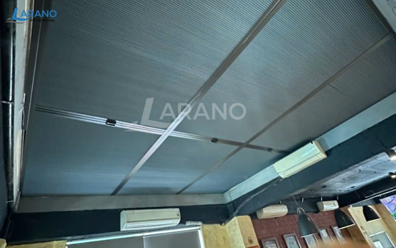 Thi công lắp rắp rèm Trần Tổ Ong tại nhà hàng Vua Chả Cá