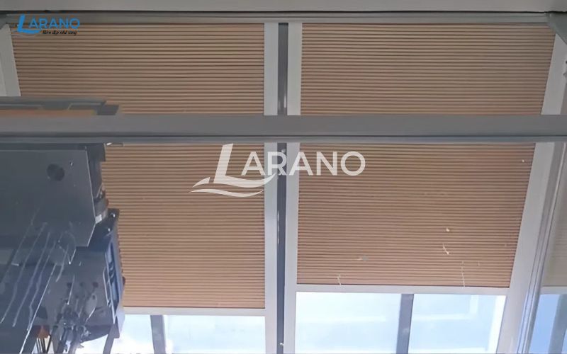 Lắp đặt rèm trần tổ ong tự động che giếng trời thang máy 