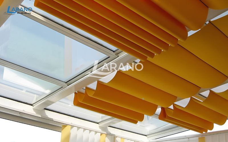 Rèm trần xếp lớp tự động che giếng trời