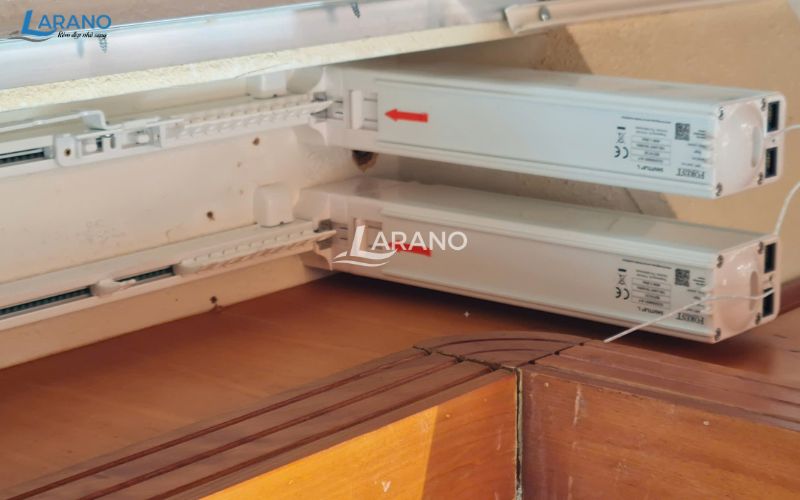 Với không gian biệt thự rộng lớn cùng hệ cửa kính khổ lớn, rèm vải động cơ không chỉ là giải pháp che nắng tối ưu mà còn là điểm nhấn nâng tầm sự sang trọng và tiện nghi cho ngôi nhà.